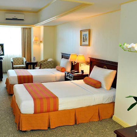 Networld Hotel Spa And Casino Pasay Exterior foto